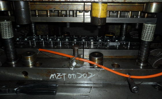 Piezas de metal que forman y que procesan fabricaciones de la máquina de la protuberancia del impacto